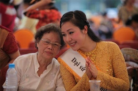 Hoa hậu Ngô Phương Lan: Món quà ý nghĩa xuất phát từ tấm lòng - 1 Ngô Phương Lan là một trong những nghệ sĩ hoạt động
thiện nguyện tích cực.