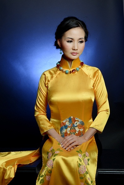 Hoa hậu Sonya Sương Đặng quý phái trong áo dài vàng quyền quý - 1 Tin: