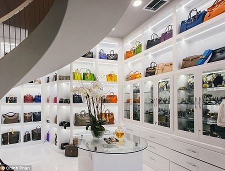 Khoe hàng hiệu trên báo, Hoa hậu Quý bà Mỹ bị trộm "ghé thăm" - 4 Kẻ trộm đã lấy đi của bà nhiều món đồ quý giá với tổng giá trị lên tới 1 triệu đô la.