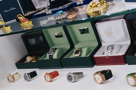 Khoe hàng hiệu trên báo, Hoa hậu Quý bà Mỹ bị trộm "ghé thăm" - 6 Kẻ trộm đã lấy đi của bà nhiều món đồ quý giá với tổng giá trị lên tới 1 triệu đô la.