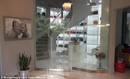 Khoe hàng hiệu trên báo, Hoa hậu Quý bà Mỹ bị trộm "ghé thăm" - 10 Giờ nhiều ngăn tủ đựng đồ của bà Theresa đã rỗng không