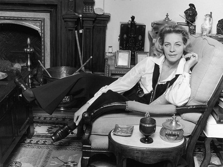 Cuộc đời viên mãn của nữ diễn viên thuộc thế hệ vàng Hollywood - 18 Lauren Bacall chụp hình tại nhà riêng ở New York hồi năm 1965.
