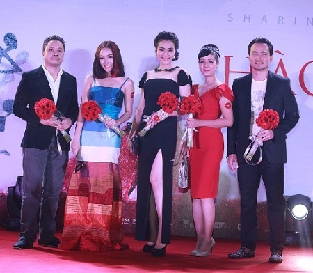 Đoàn làm phim từ trái qua: Đạo diễn Victor Vũ - Hoàng Mai Anh - Trang Nhung - Chiều Xuân - Chi Bảo