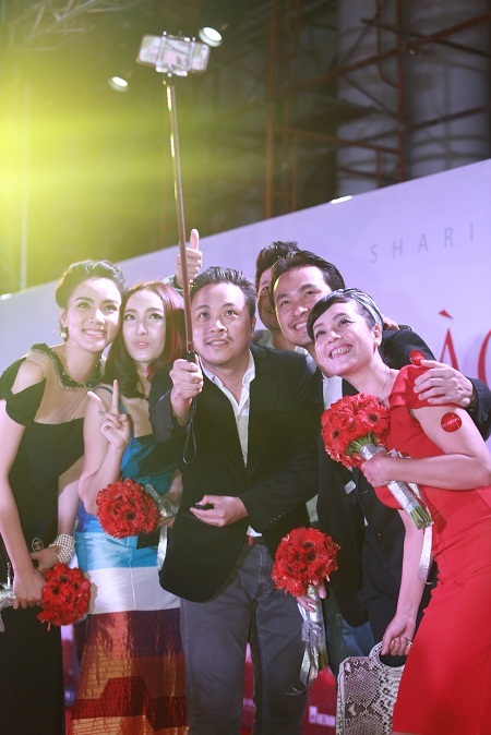 Đoàn làm phim cùng chụp hình “tự sướng”