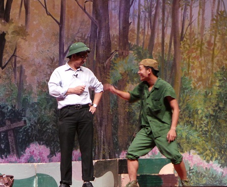 Một ông thủ trưởng đi thăm con là bộ đội đóng quân trên biên giới đã gặp phải một 