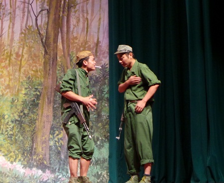 Một ông thủ trưởng đi thăm con là bộ đội đóng quân trên biên giới đã gặp phải một 