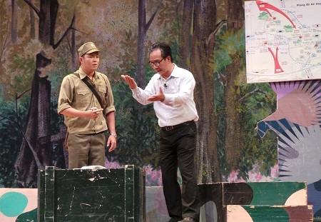 Một ông thủ trưởng đi thăm con là bộ đội đóng quân trên biên giới đã gặp phải một 