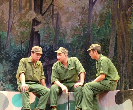 Một ông thủ trưởng đi thăm con là bộ đội đóng quân trên biên giới đã gặp phải một 