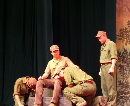 Một ông thủ trưởng đi thăm con là bộ đội đóng quân trên biên giới đã gặp phải một 