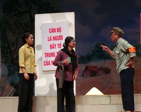 Đi đến đâu, bà cụ cũng gặp phải những khó khăn. Khó khăn từ sự gây khó dễ của ông bảo vệ.