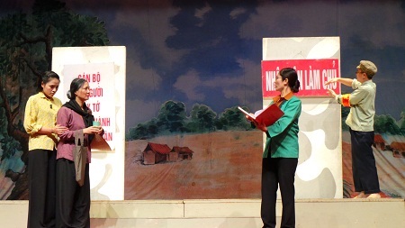 Khó khăn từ sự thờ ơ, vô cảm, vô trách nhiệm của một bộ phận cán bộ.