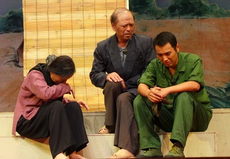 Khó khăn từ sự thờ ơ, vô cảm, vô trách nhiệm của một bộ phận cán bộ.