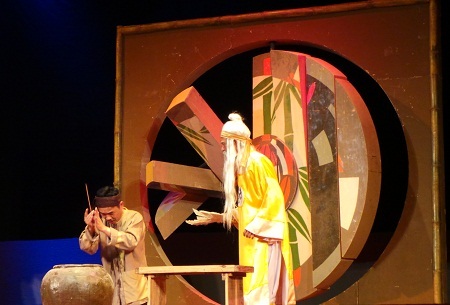 Đứng trước hình dạng mới, Trương Ba không khỏi bàng hoàng, đau đớn.