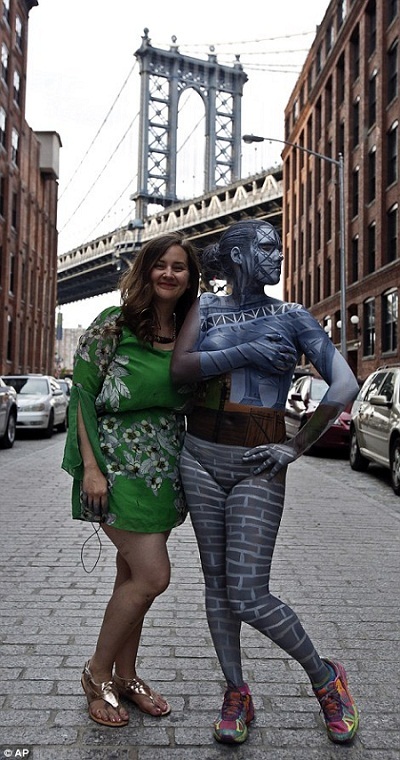 Họa sĩ Trina Merry và người mẫu ở bên cầu Manhattan.