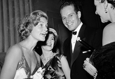 Cuộc đời viên mãn của nữ diễn viên thuộc thế hệ vàng Hollywood - 15 Bacall và nam diễn viên Charlton Heston trong lễ công chiếu phim “A Star Is Born” hồi năm 1951.