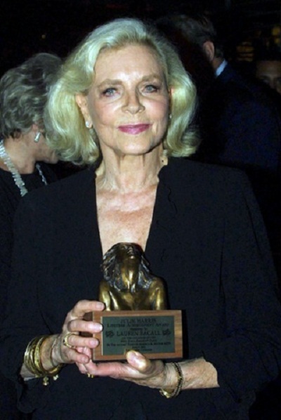 Cuộc đời viên mãn của nữ diễn viên thuộc thế hệ vàng Hollywood - 20 Bacall năm 1994 khi tham dự một sự kiện thời trang.