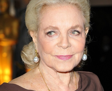 Cuộc đời viên mãn của nữ diễn viên thuộc thế hệ vàng Hollywood - 22 Bacall tại buổi lễ nhận tượng vàng Oscar danh dự hồi năm 2009.