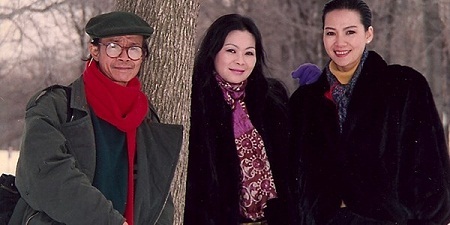 Khánh Ly và Trịnh Vĩnh Trinh bên cạnh cố nhạc sȩ Trịnh Công Sơn