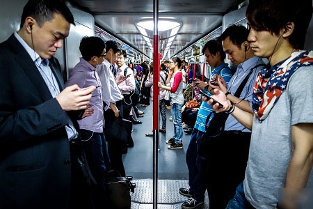 Văn hóa “mì ăn liền” lên ngôi ở Hàn Quốc - 3 Trong lúc chờ tàu, các hành khách đều tranh thủ giải trí bằng điện thoại di động