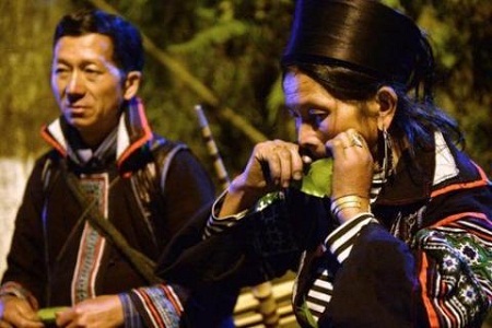 Cô Vang Thi Xo thổi kèn lá.