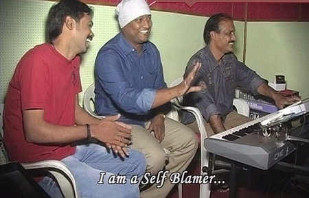 Hút 4,4 triệu lượt xem trên youtube bởi hát… dở tệ - 5 Vennu Mallesh bên cạnh các “nhà sản xuất âm nhạc” đã giúp anh thực hiện MV.