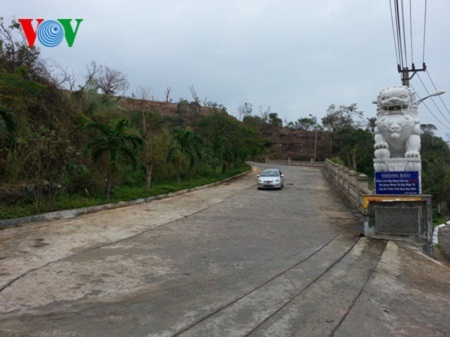 Bộ VHTT&DL khuyến cáo không đưa sư tử đá ngoại lai vào di tích - 2 Sư tử đá có kích thước khổng lồ ở chùa Linh Ứng, Đà Nẵng. Ảnh: Trà Xanh