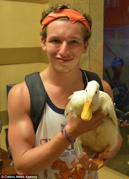 Dan McAllen và chú vịt Rab.