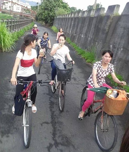 Lao động Việt mưu sinh ở xứ Đài - 2 Cảnh tan ca làm của nữ công nhân Việt.