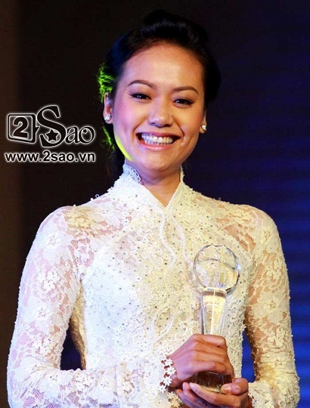 Gặp lại dàn diễn viên phim "Người đẹp Tây Đô" - 14 Hồng Ánh khi nhận giải “Nữ diễn viên chính xuất sắc” tại LHP Việt Nam tại Pháp.