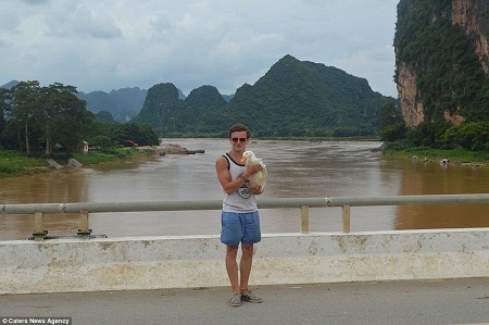 Câu chuyện về chú vịt Việt Nam “kết thân” với du khách nước ngoài - 11 Nhóm bạn đã mang Rab đi theo trong suốt thời gian du lịch tại Việt Nam.