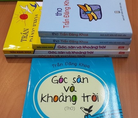 Gia đình nhà văn Tô Hoài bất bình vì "Dế Mèn phiêu lưu ký" bị in lậu tràn lan - 3 Các bản lậu tập thơ Góc sân và khoảng trời (xếp chồng) và bản in xịn của NXB Kim Đồng (để dọc).