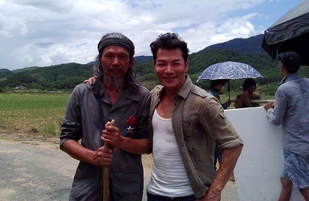 Cuộc đời nhiều nước mắt của diễn viên chuyên vai khắc khổ - 1 Trung Anh và diễn viên Trần Bảo Sơn trên phim trường Những đứa con của làng.