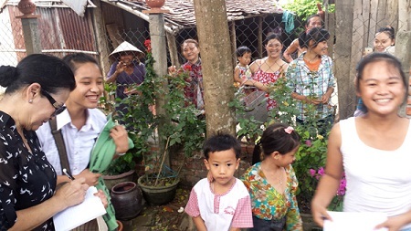 Khánh Ly bất ngờ công bố giấy cho phép tác quyền của Trịnh Công Sơn - 3 Khánh Ly trong chuyến đi từ thiện ở miền Trung.