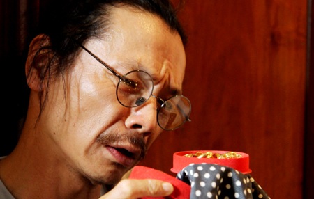 Cuộc đời nhiều nước mắt của diễn viên chuyên vai khắc khổ - 2 NSƯT Trung Anh trong phim truyền hình Những công dân tập thể.