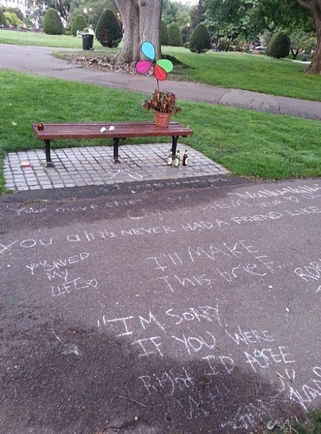 Cô khỉ đột bật khóc khi biết tin tài tử Robin Williams qua đời - 6 Robin Williams đã đến chơi với Koko và giúp cô khỉ cái vượt qua nỗi buồn mất một người bạn yêu quý.