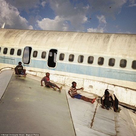 Sân chơi thiên đường của trẻ nghèo là từ... sân bay bỏ hoang - 1 Sân chơi thiên đường của trẻ nghèo là từ... sân bay bỏ hoang