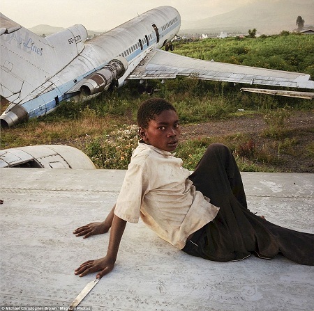 Sân chơi thiên đường của trẻ nghèo là từ... sân bay bỏ hoang - 2 Các em bé đã đưa vị khách lạ đi thăm thú sân bay.