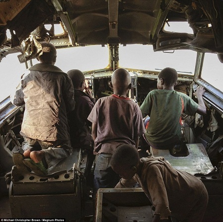 Sân chơi thiên đường của trẻ nghèo là từ... sân bay bỏ hoang - 3 Những đứa trẻ đến đây vui chơi và thu lượm những gì có thể để đem bán cho hàng phế liệu.