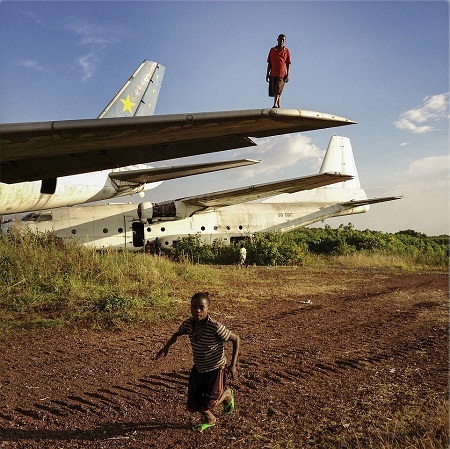 Những đứa trẻ đến đây vui chơi và thu lượm những gì có thể để đem bán cho hàng phế liệu.