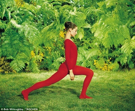 Những bức ảnh hiếm của huyền thoại điện ảnh Audrey Hepburn - 4 Audrey Hepburn tập thể dục trong vườn.