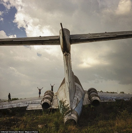 Sân chơi thiên đường của trẻ nghèo là từ... sân bay bỏ hoang - 12 Có thể có người xem đó là thiên đường của những em bé nghèo tại thành phố Goma, Congo.