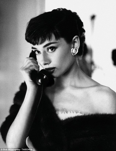 Những bức ảnh hiếm của huyền thoại điện ảnh Audrey Hepburn - 13 Một bức ảnh được chụp trên phim trường “Paris When It Sizzles” (1964).