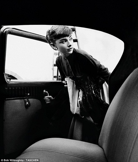 Những bức ảnh hiếm của huyền thoại điện ảnh Audrey Hepburn - 14 Những cảnh rất giản dị, đời thường của Audrey Hepburn được lưu giữ lại một cách đầy nghệ thuật.