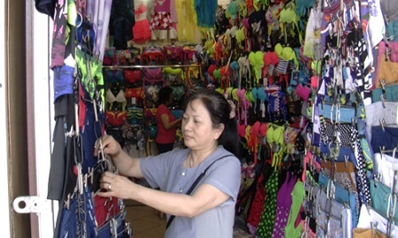 Người Việt ở Nga gồng mình với gánh nặng kinh tế - 1 Người Việt kinh doanh tại chợ Alpaksin.
