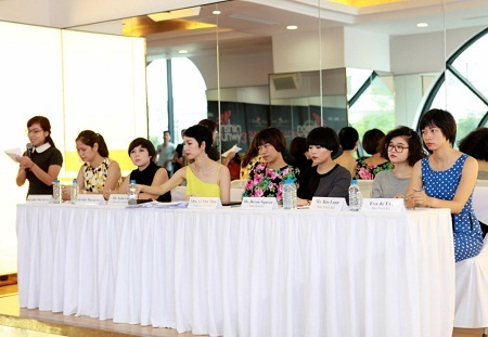 Ấn tượng hình ảnh tuyển mẫu trực tiếp của Đẹp Fashion Runway 3 - 5 Siêu mẫu Xuân Lan rất nhiệt tình hướng dẫn các thí sinh tham dự buổi casting.