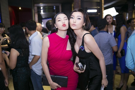 Trà Ngọc Hằng lại diện váy ngàn đô dự ra mắt phim của đạo diễn cũ - 2 Trà Ngọc Hằng lại diện váy ngàn đô dự ra mắt phim của đạo diễn cũ