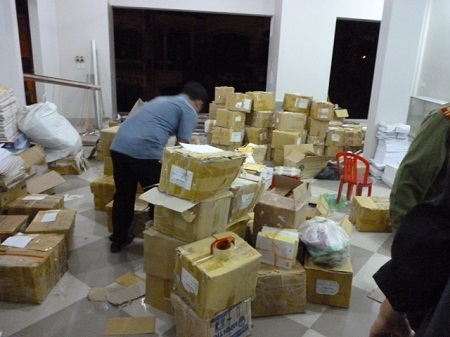Cơ quan chức năng đang kiểm kê các thùng sách lậu
