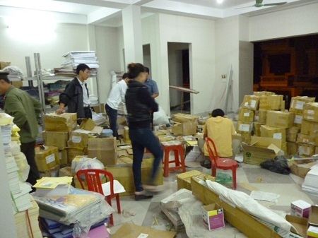 Cơ quan chức năng đang kiểm kê các thùng sách lậu
