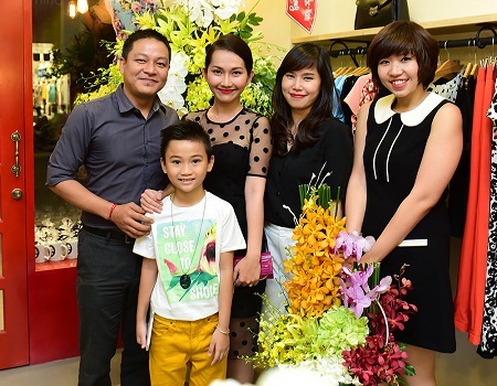 Vợ chồng Kim Hiền tái xuất sau đám cưới tại Mỹ - 2 Vợ chồng Kim Hiền cùng hai nhà
thiết kế Tú Ngô và Nguyễn Minh Phúc