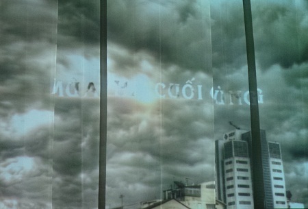 “Mùa hạ cuối cùng” - vở diễn của Nhà hát Tuổi trẻ - có sự giao thoa giữa sân khấu và điện ảnh.